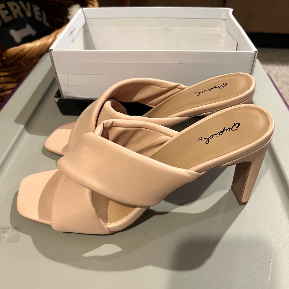 Qupid blush heels size 10 NWT